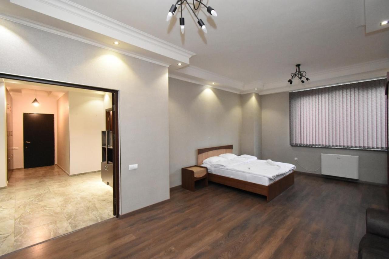 Malibu Apartment Ереван Екстериор снимка